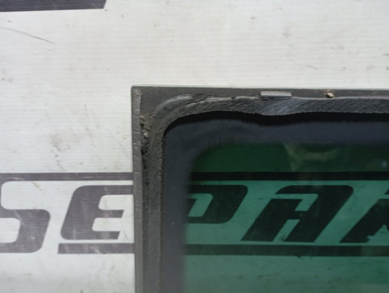 Стекло боковое Skoda YETI 2015