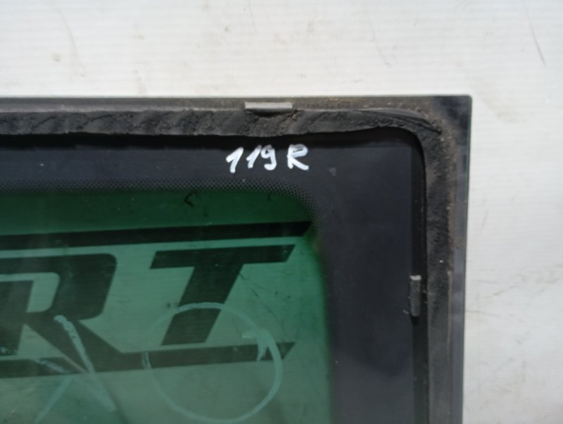 Стекло боковое Skoda YETI 2015