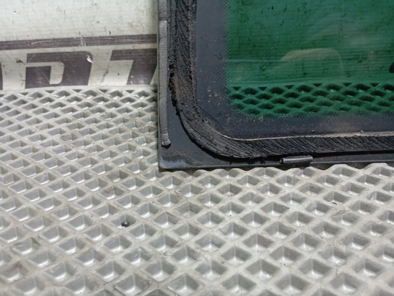 Стекло боковое Skoda YETI 2015