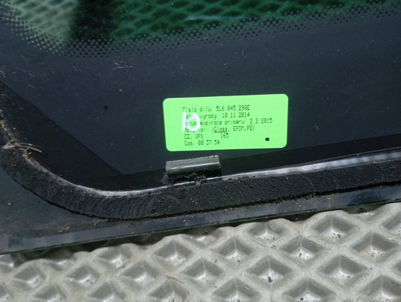 Стекло боковое Skoda YETI 2015