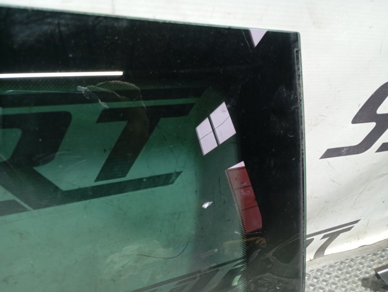 Стекло боковое Skoda YETI 2015