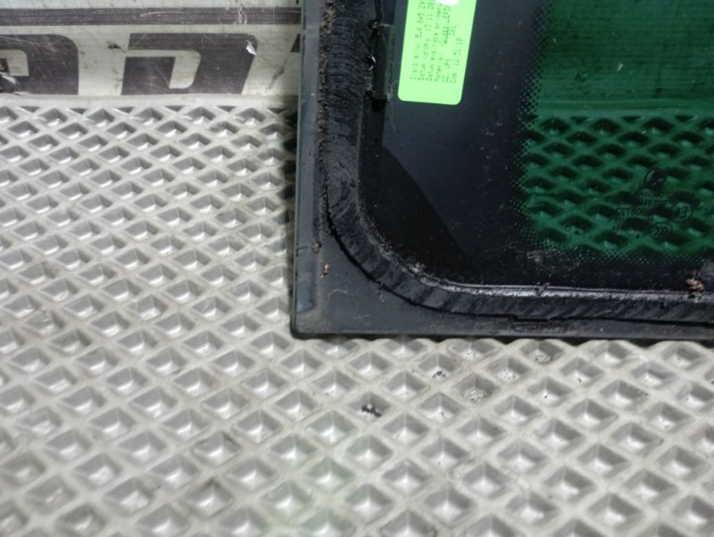 Стекло боковое Skoda YETI 2015