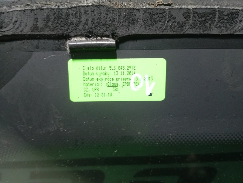 Стекло боковое Skoda YETI 2015