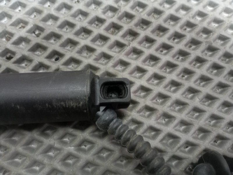 Амортизатор багажника Skoda Karoq 2024