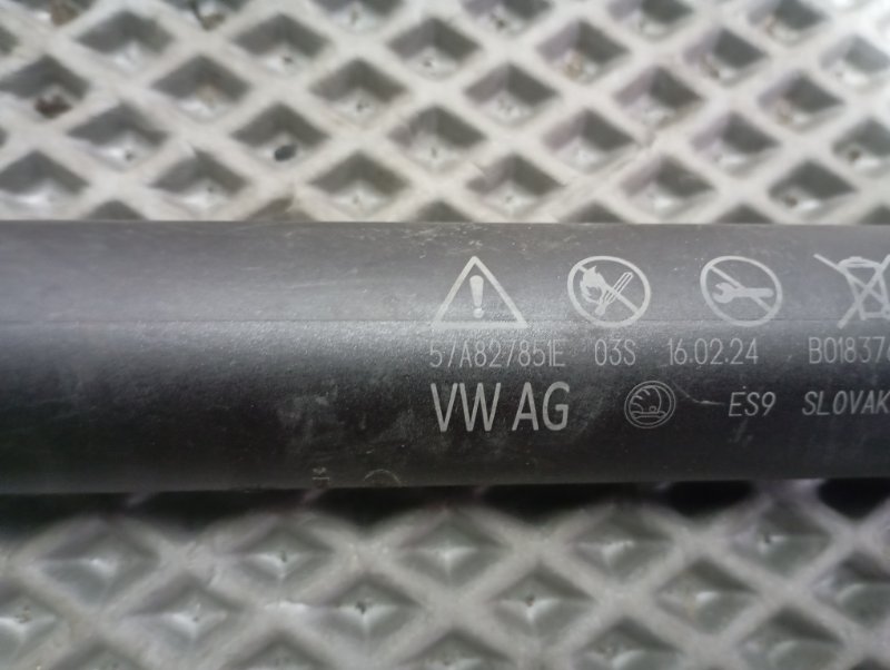 Амортизатор багажника Skoda Karoq 2024