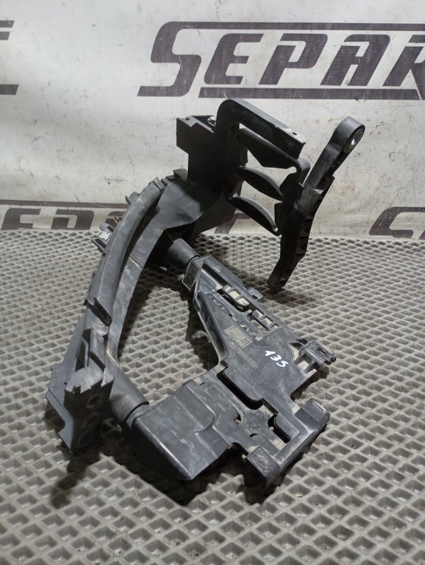 Кронштейн фар Audi Q5 2010 8R