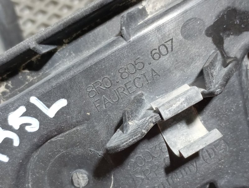 Кронштейн фар Audi Q5 2010 8R