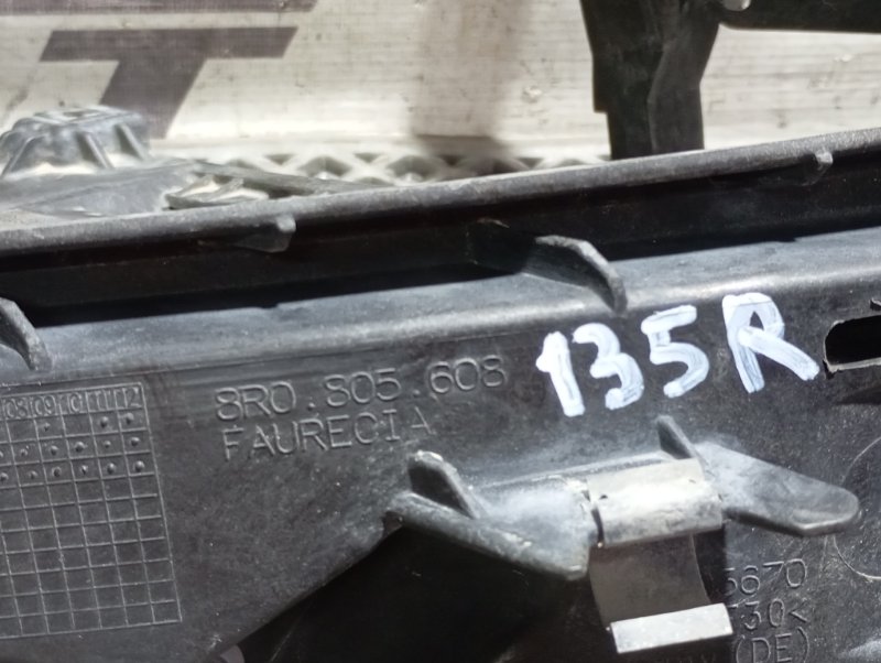 Кронштейн фар Audi Q5 2010 8R