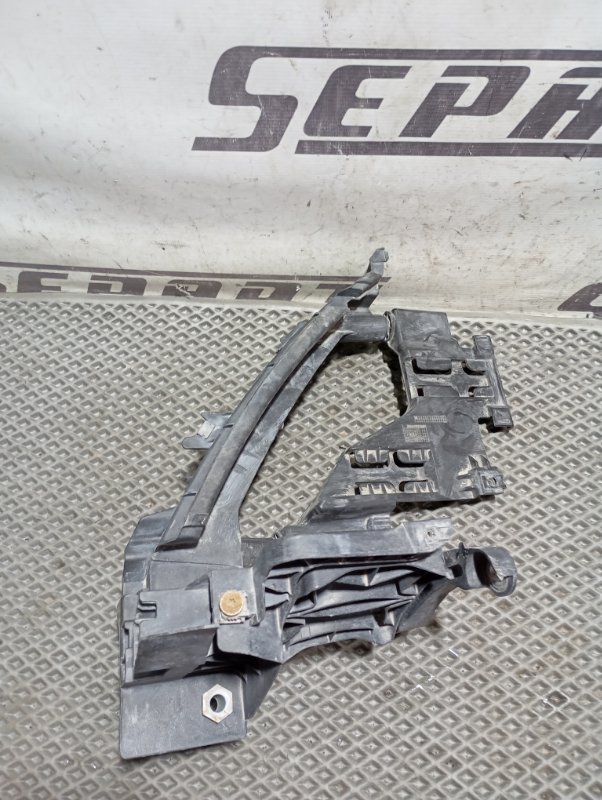 Кронштейн фар Audi Q5 2010 8R