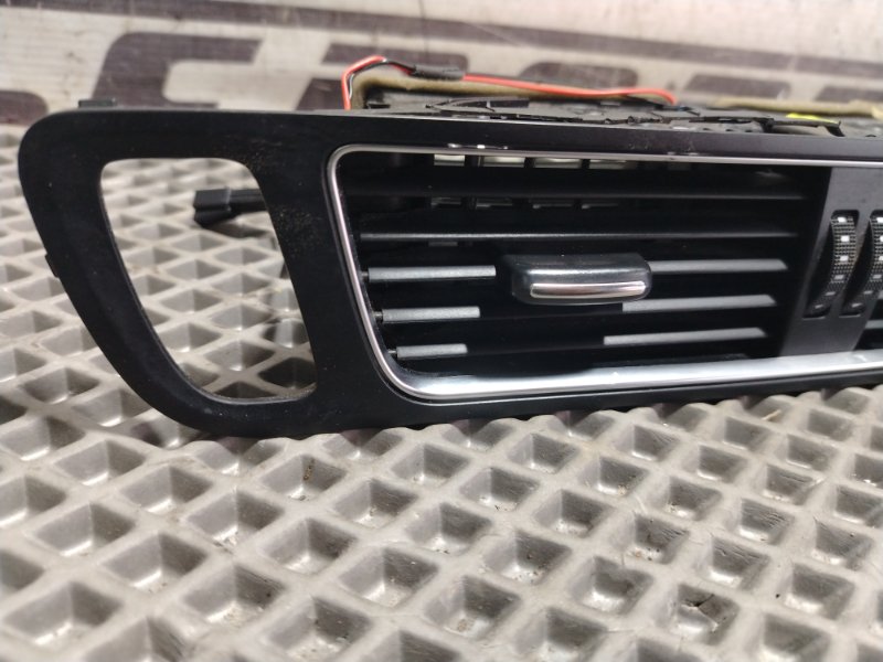 Дефлектор центральный Audi Q5 2010 8R