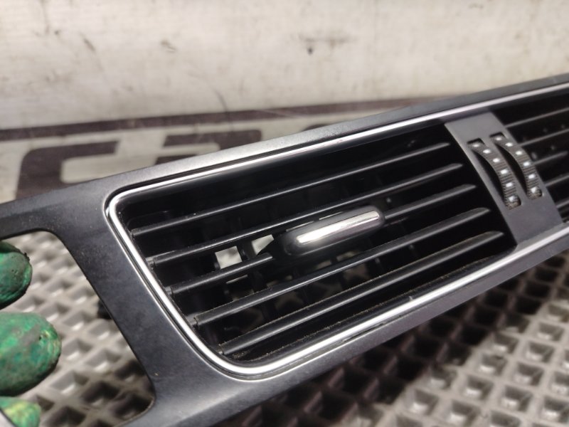 Дефлектор центральный Audi Q5 2010 8R