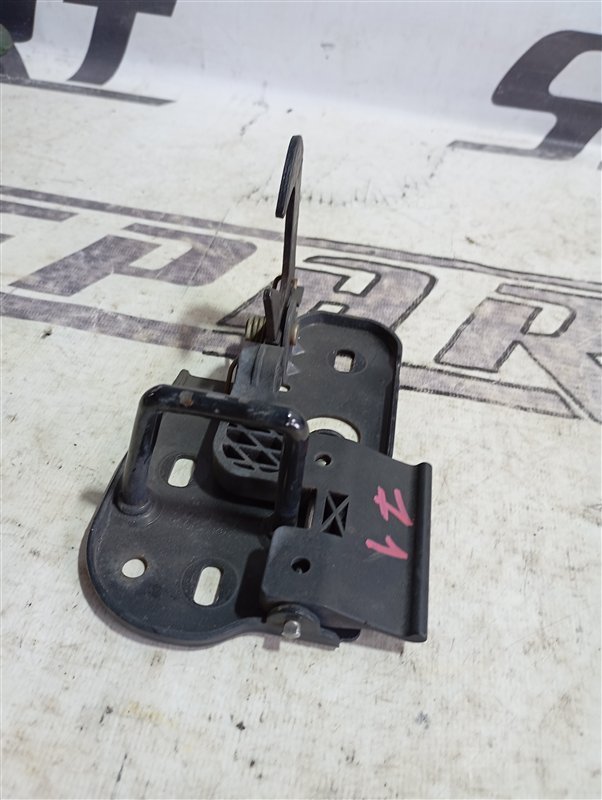 Крюк замка капота Volkswagen Passat 2006 B6