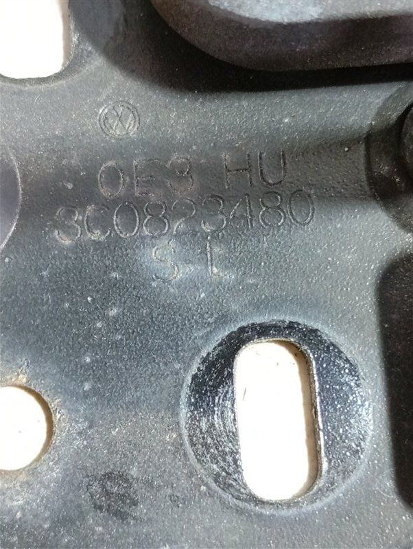 Крюк замка капота Volkswagen Passat 2006 B6