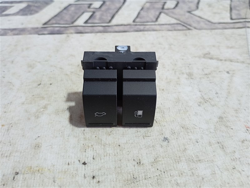 Кнопки открывания багажника и бака Volkswagen Touareg 2008