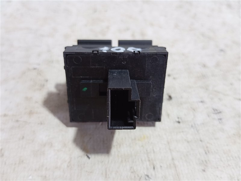 Кнопки открывания багажника и бака Volkswagen Touareg 2008