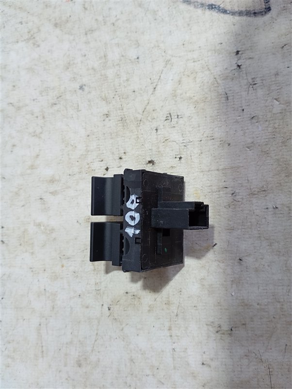 Кнопки открывания багажника и бака Volkswagen Touareg 2008