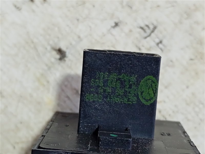 Кнопки открывания багажника и бака Volkswagen Touareg 2008