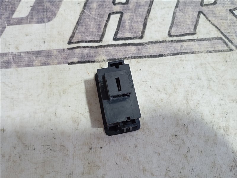 Кнопка открывания багажника Audi Q5 2013 8R