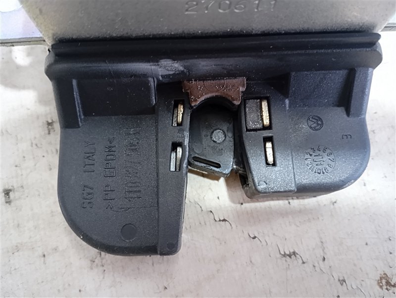 Замок багажника Volkswagen Touran 2011 1T