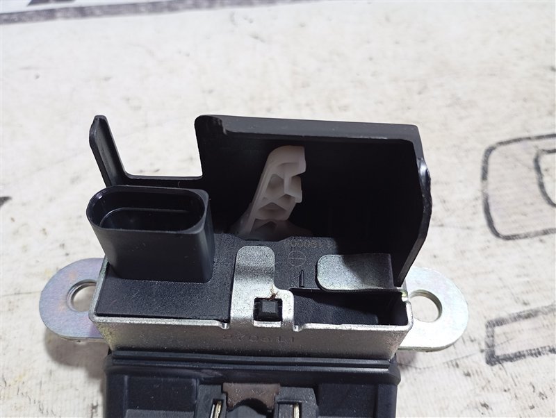 Замок багажника Volkswagen Touran 2011 1T