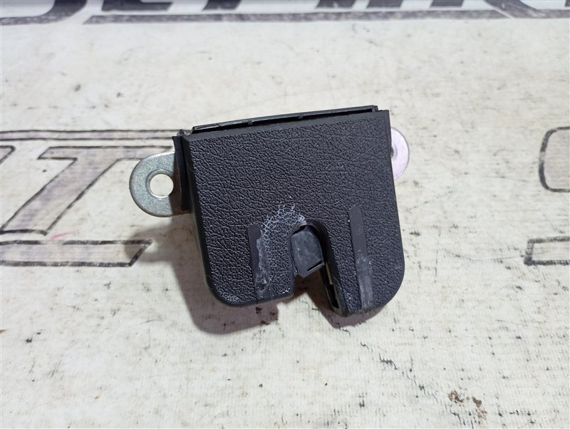 Замок багажника Volkswagen Touran 2011 1T