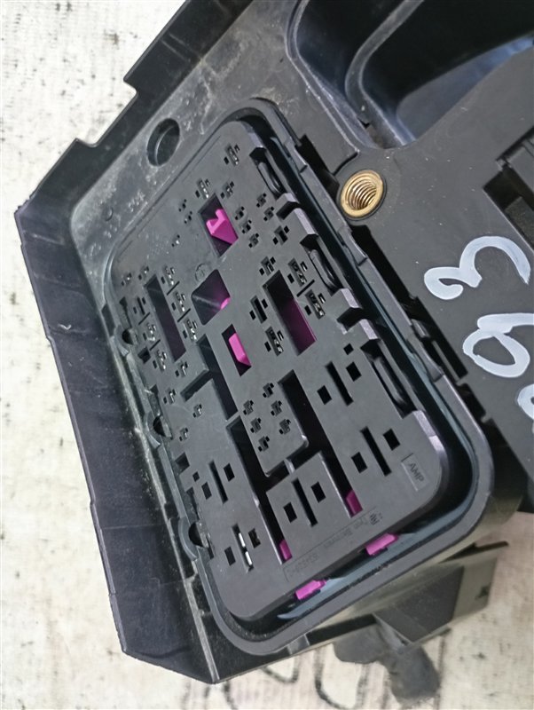 Кронштейн блока предохранителей Volkswagen Touran 2011 1T