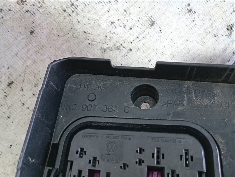 Кронштейн блока предохранителей Volkswagen Touran 2011 1T