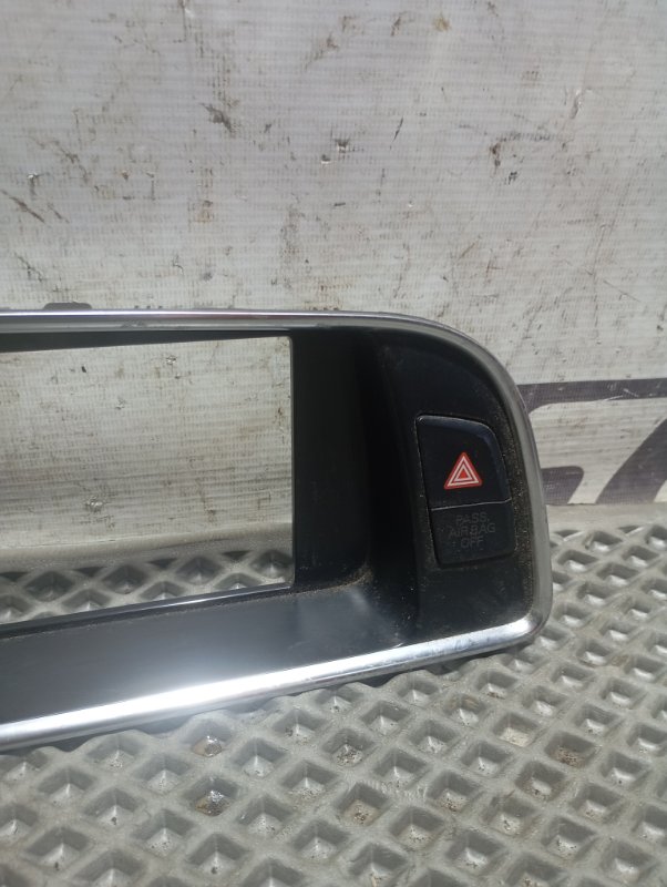 Рамка монитора Audi Q5 2010 8R