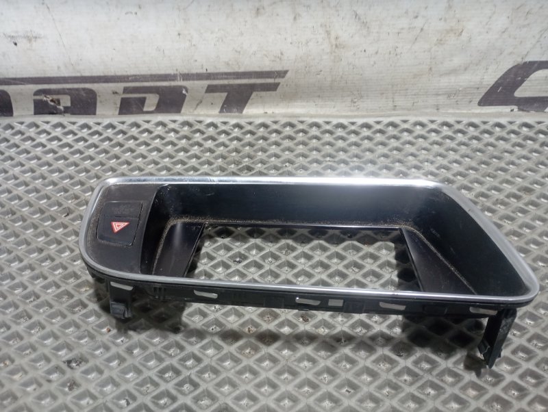 Рамка монитора Audi Q5 2010 8R