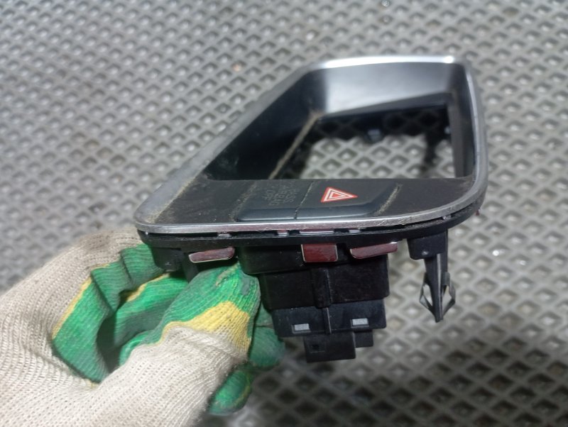 Рамка монитора Audi Q5 2010 8R