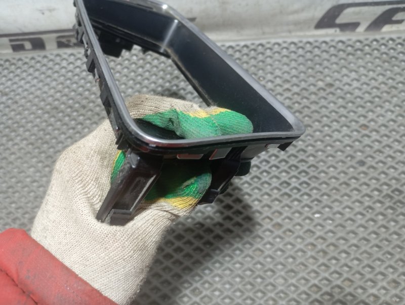 Рамка монитора Audi Q5 2010 8R