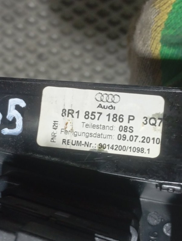 Рамка монитора Audi Q5 2010 8R