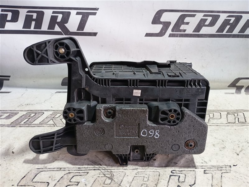 Кожух аккумулятора Volkswagen Passat 2006 B6