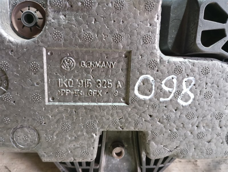 Кожух аккумулятора Volkswagen Passat 2006 B6