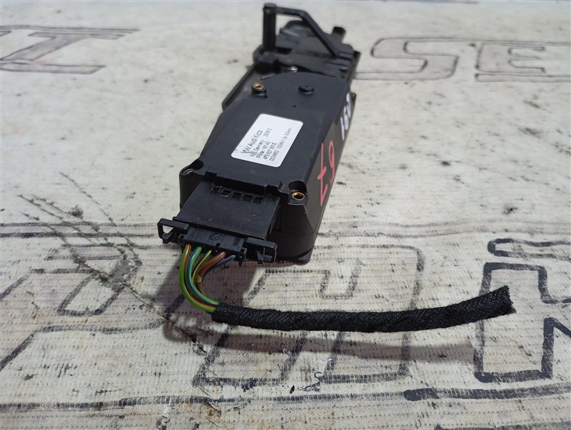 Доводчик двери багажника Audi Q7 2010 4L