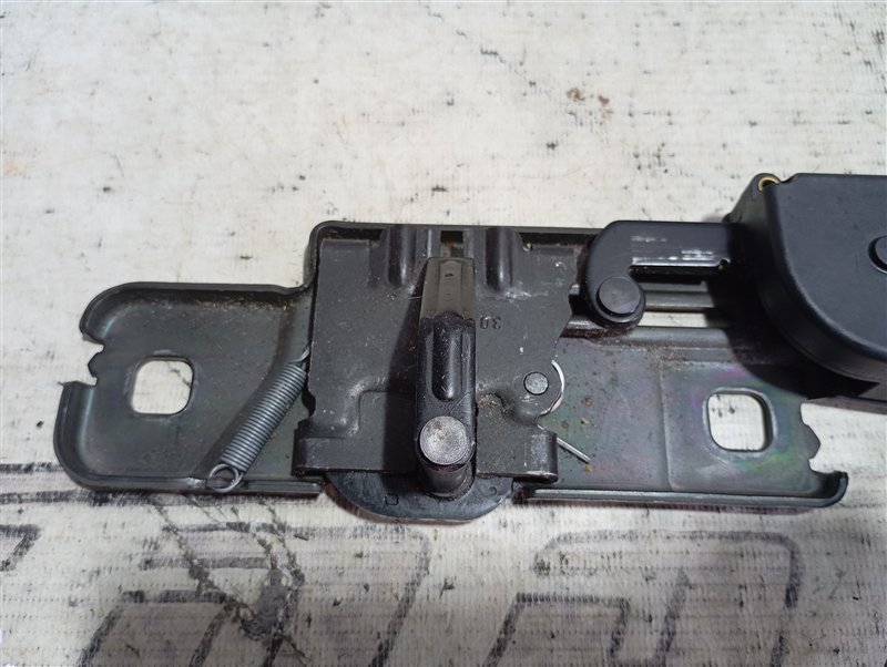 Доводчик двери багажника Audi Q7 2010 4L