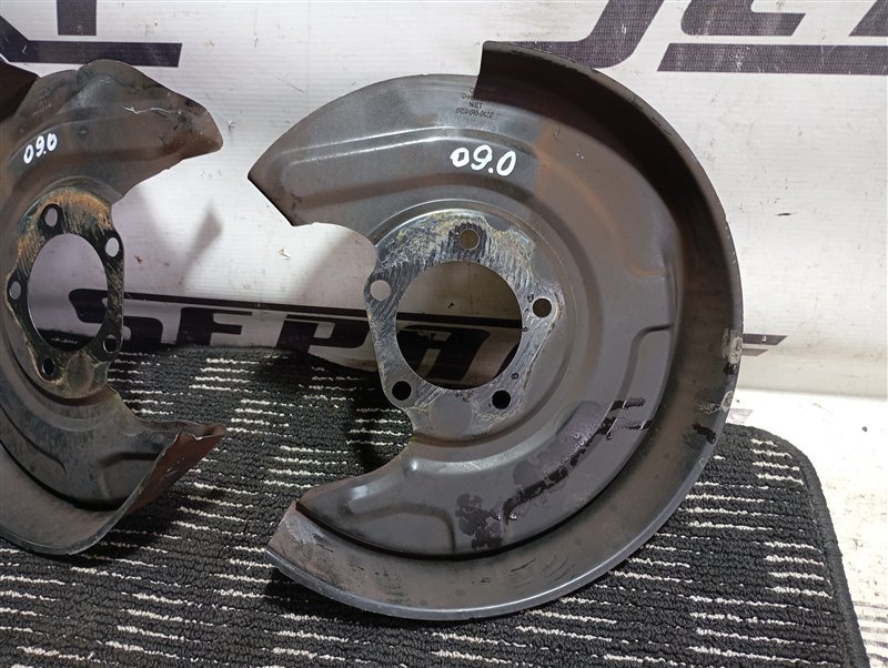 Пыльники тормозных дисков Volkswagen Passat 2002 B5