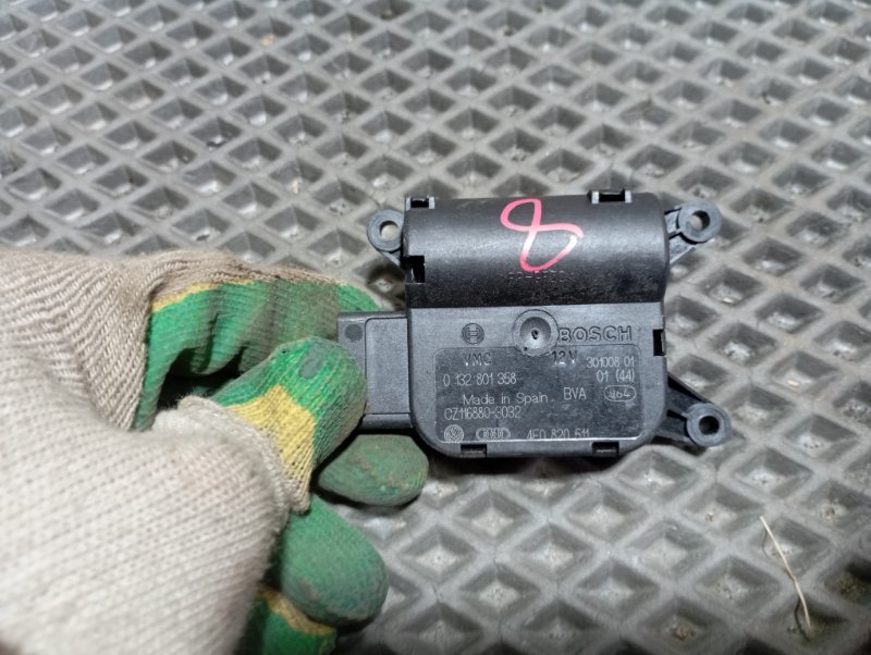 Сервопривод заслонки печки Audi A6 2010 C6