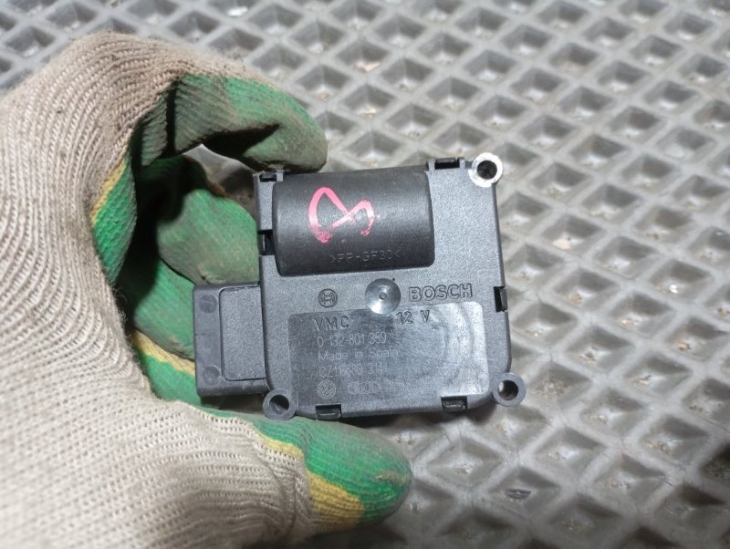 Сервопривод заслонки печки Audi A6 2010 C6