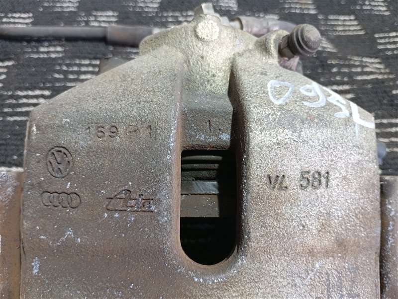 Суппорт тормозной Volkswagen Touran 2011 1T