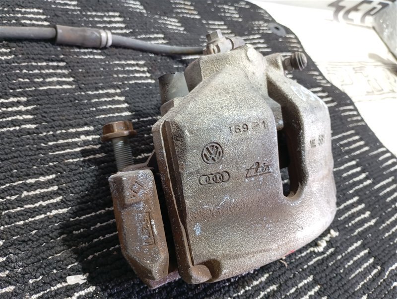 Суппорт тормозной Volkswagen Touran 2011 1T