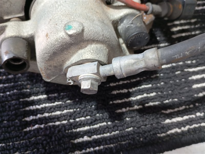 Суппорт тормозной Volkswagen Touran 2011 1T