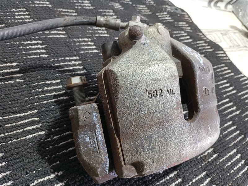 Суппорт тормозной Volkswagen Touran 2011 1T