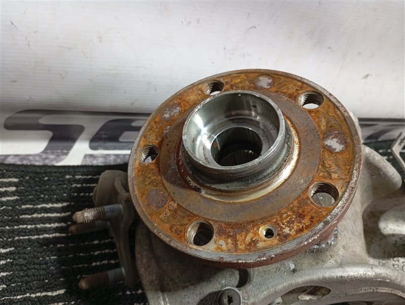 Кулак поворотный Volkswagen Passat 2012 B7