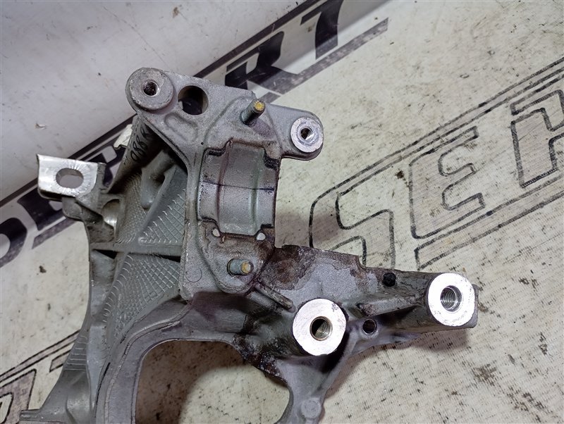 Кронштейн подрамника Audi A4 2016 B9