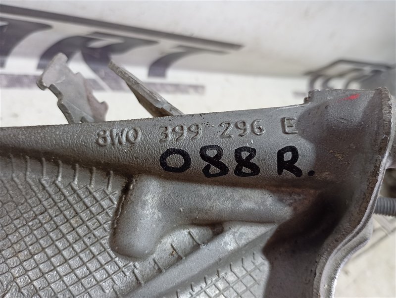 Кронштейн подрамника Audi A4 2016 B9