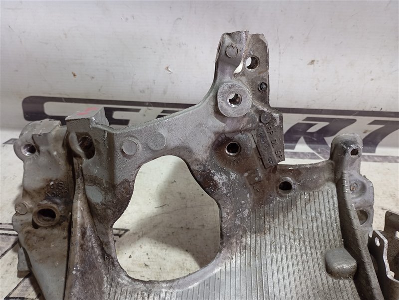 Кронштейн подрамника Audi A4 2016 B9