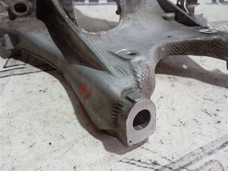 Кронштейн подрамника Audi A4 2016 B9