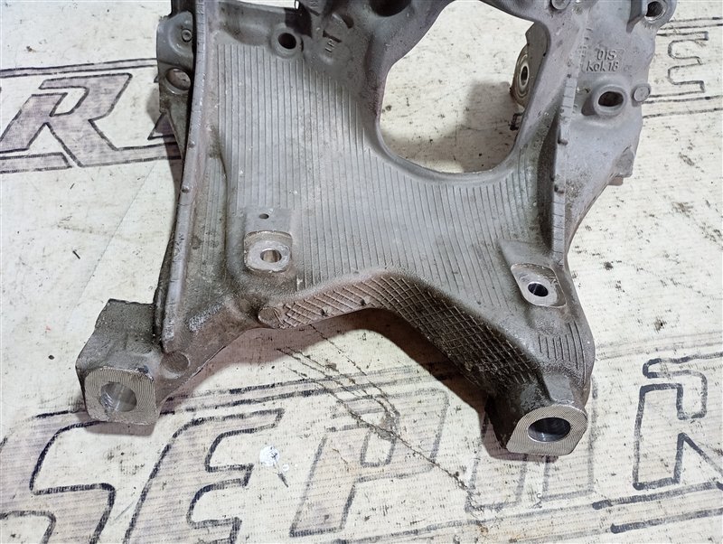 Кронштейн подрамника Audi A4 2016 B9