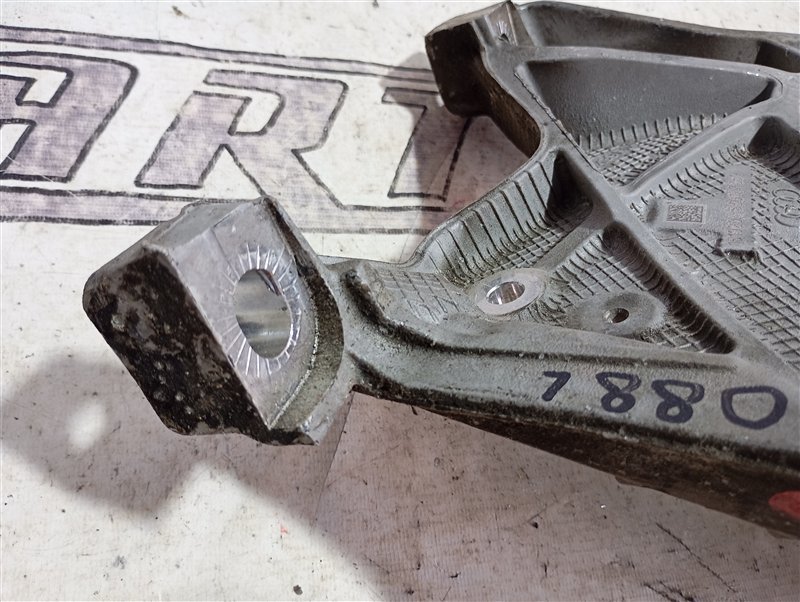 Кронштейн подрамника Audi A4 2016 B9